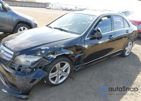 2011 Mercedes-Benz C 300 Luxury/Sport z USA, uszkodzony, nr VIN WDDGF5EB0BF632894